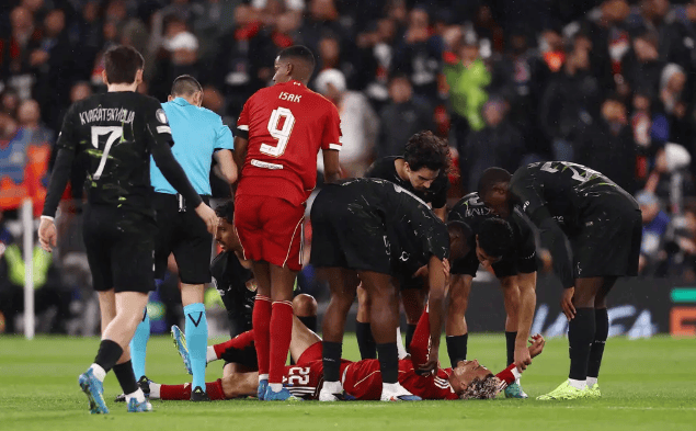 安菲尔德惊现“断弦”悲剧！埃基蒂克无对抗重伤离场，红军锋霸恐赛季报销无缘世界杯